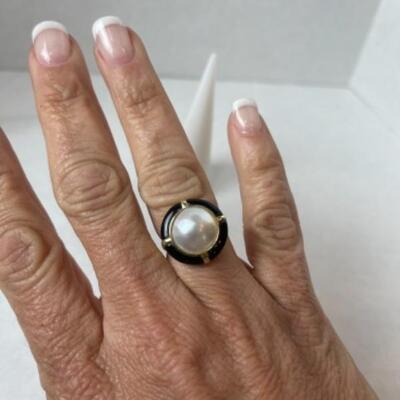 K591 14k Yellow Gold Mabe Pearl and Black Onyx Ladies Ring 