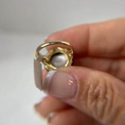 K591 14k Yellow Gold Mabe Pearl and Black Onyx Ladies Ring 
