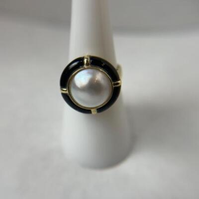 K591 14k Yellow Gold Mabe Pearl and Black Onyx Ladies Ring 