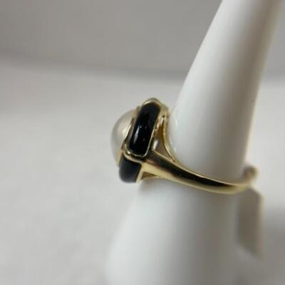 K591 14k Yellow Gold Mabe Pearl and Black Onyx Ladies Ring 
