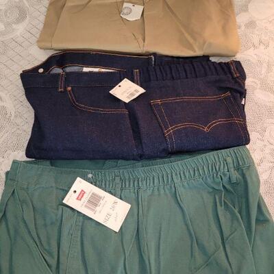 Lot 200: New Ladies Pants 