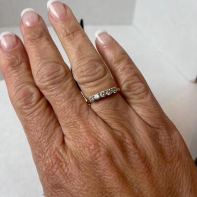 K592 14k Yellow Gold 5 Diamond Band 