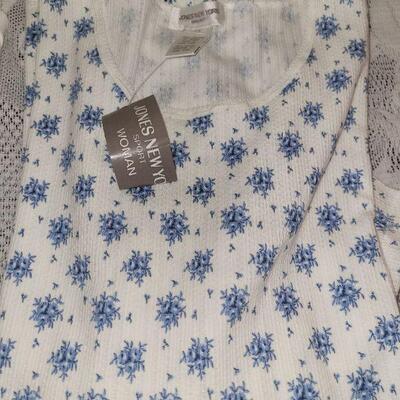 Lot 209: New Ladies Short Sleeve Shirts