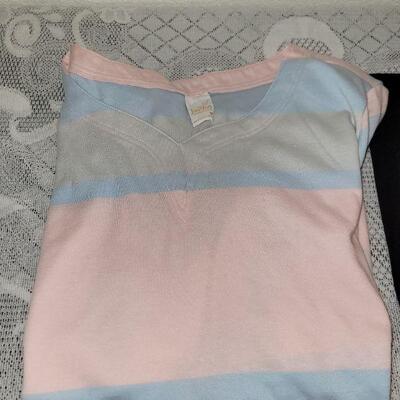 Lot 211: Ladies Shorts Sleeve Shirts