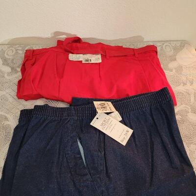 Lot 213: New Ladies Pants