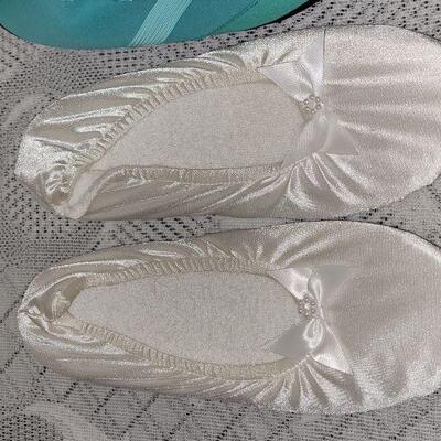 Lot 224: New without Tags Slippers