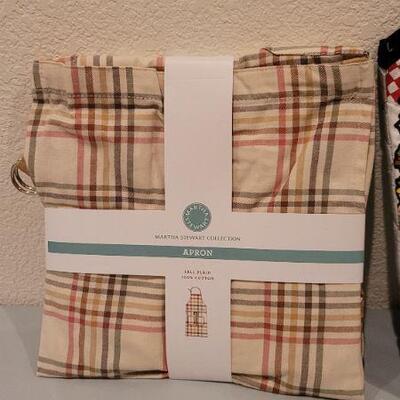 Lot 230: New MARTHA STEWART Apron and New Cooking Mitts