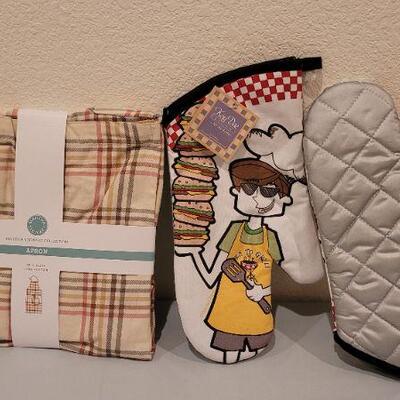 Lot 230: New MARTHA STEWART Apron and New Cooking Mitts