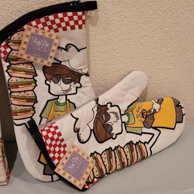 Lot 230: New MARTHA STEWART Apron and New Cooking Mitts
