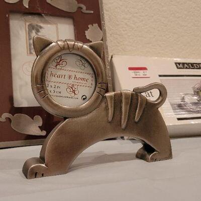 Lot 239: Assorted NEW Cat Theme Picture Frames