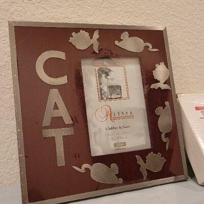 Lot 239: Assorted NEW Cat Theme Picture Frames
