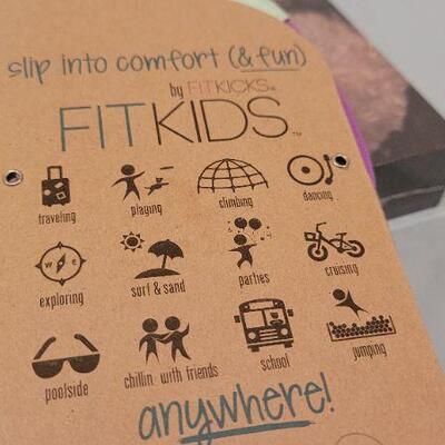Lot 253: New Wall Art Sealed + FIT KIDS Shoes 