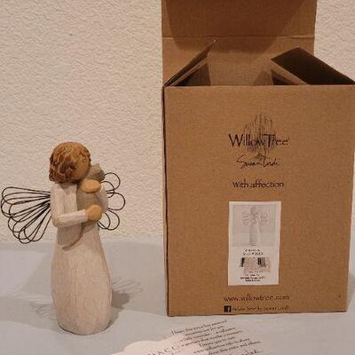Lot 273: Vintage New WILLOW TREE With Affection Collectiblen