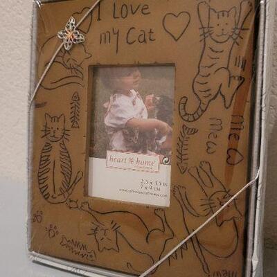 Lot 277: Assorted NEW Cat Theme Picture Frames 