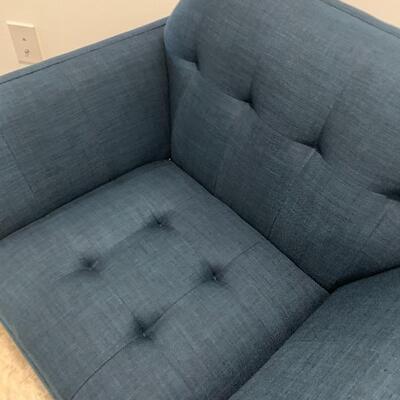 Contemporary accent chair 