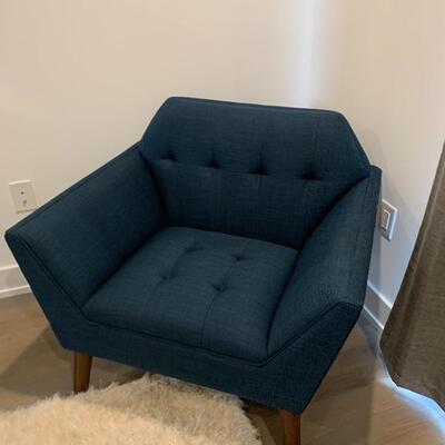 Contemporary accent chair 