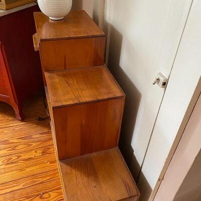 Lot MB125: Stair Step Book Shelf. 