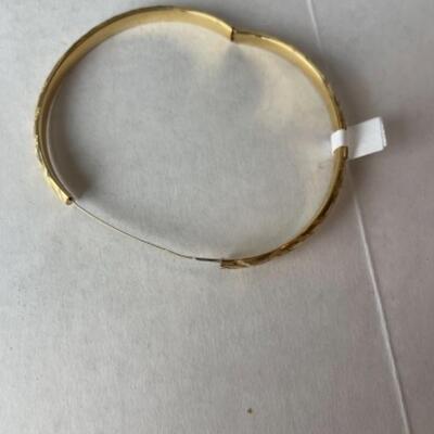 K612 14k Yellow Gold Diamond Cut Hinged Bangle Bracelet 