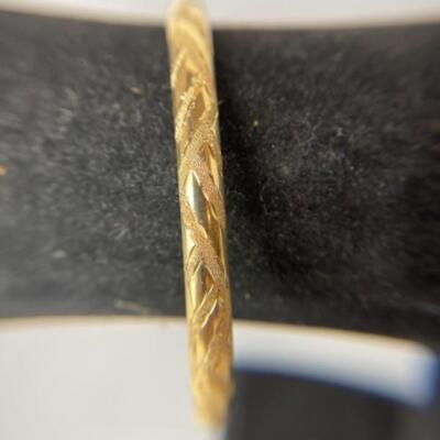 K612 14k Yellow Gold Diamond Cut Hinged Bangle Bracelet 