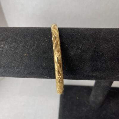 K612 14k Yellow Gold Diamond Cut Hinged Bangle Bracelet 