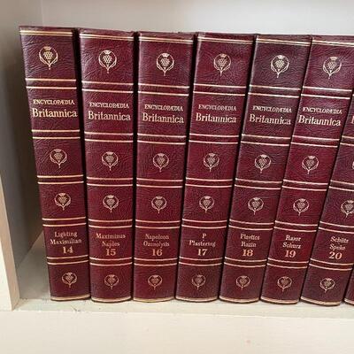 Lot 136 - Vintage 1967 Britannica Set, 1933 Dictionary & 1958 Atlas