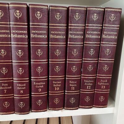 Lot 136 - Vintage 1967 Britannica Set, 1933 Dictionary & 1958 Atlas