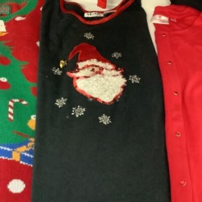 G - 822. Lot of Christmas Sweater 