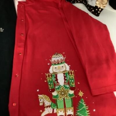 G - 822. Lot of Christmas Sweater 