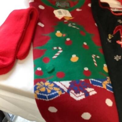 G - 822. Lot of Christmas Sweater 