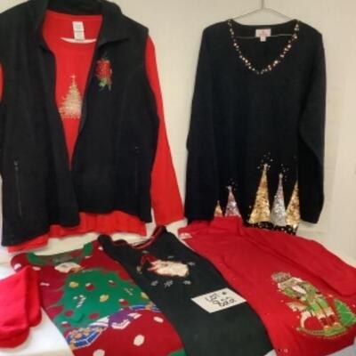 G - 822. Lot of Christmas Sweater 