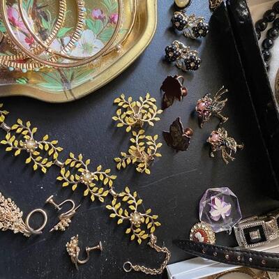 Lot Den149: Vintage Jewelry (Coro and More) 