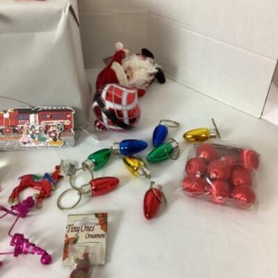 G - 834. Miscellaneous Ornament & Storage box Lot