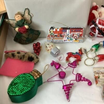 G - 834. Miscellaneous Ornament & Storage box Lot