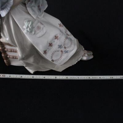 Lot #239: Lladro #4865 "The Embroiderer" Porcelain Figurine 