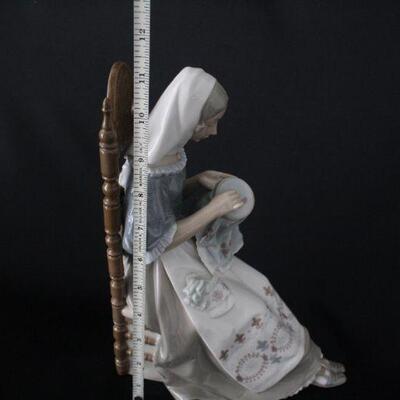 Lot #239: Lladro #4865 "The Embroiderer" Porcelain Figurine 