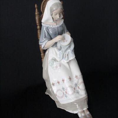 Lot #239: Lladro #4865 "The Embroiderer" Porcelain Figurine 
