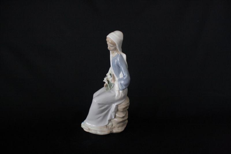 Lot 245 Lladro 4972 Girl With Lilies Porcelain Figurine 9295