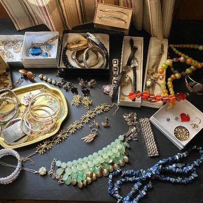Lot 149: Vintage Jewelry Lot 