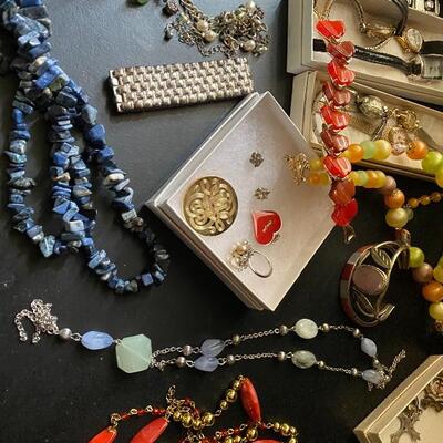 Lot 149: Vintage Jewelry Lot 