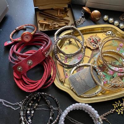 Lot 149: Vintage Jewelry Lot 