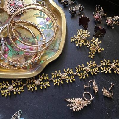 Lot 149: Vintage Jewelry Lot 