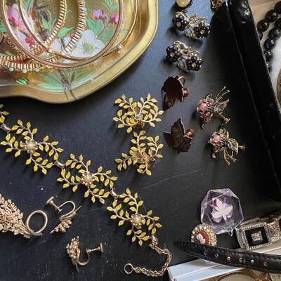 Lot 149: Vintage Jewelry Lot 