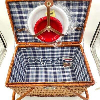 LARGE WICKER PICNIC BASKET