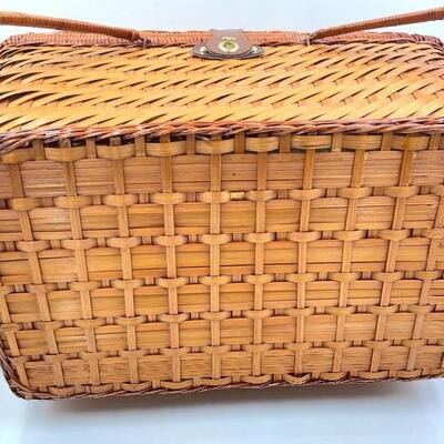 LARGE WICKER PICNIC BASKET