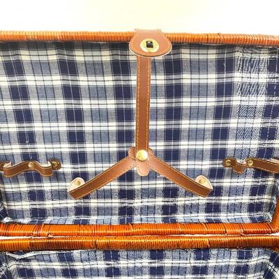 LARGE WICKER PICNIC BASKET