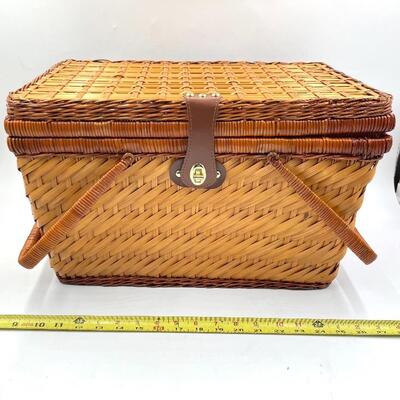 LARGE WICKER PICNIC BASKET