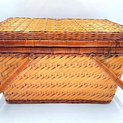 LARGE WICKER PICNIC BASKET