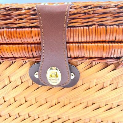 LARGE WICKER PICNIC BASKET