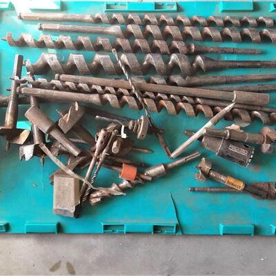 llot 165 - Large drill bits(15+ bits as shown on top of the green..  
