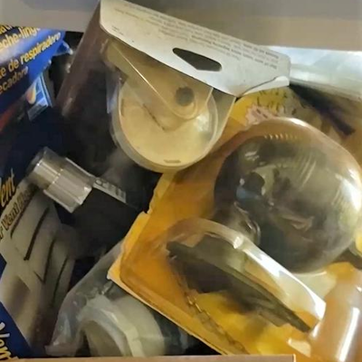 lot 170 - Box of assorted plumbing